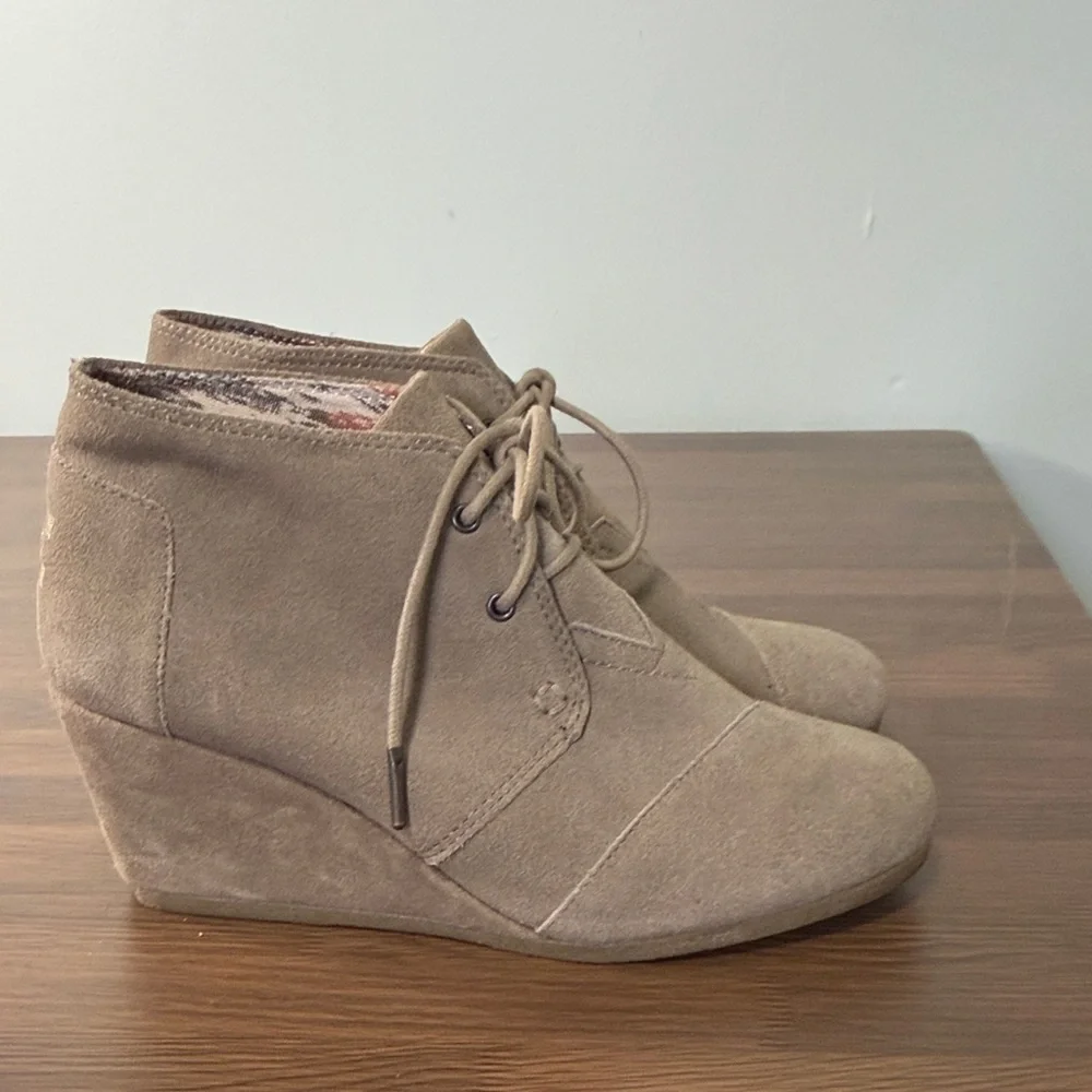 Toms Suede Women's‎ Taupe Wedge Booties Sz 9